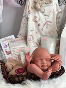 Layla-asleep-full-limbs-beborn-kit-with-accessories-0001 (4)